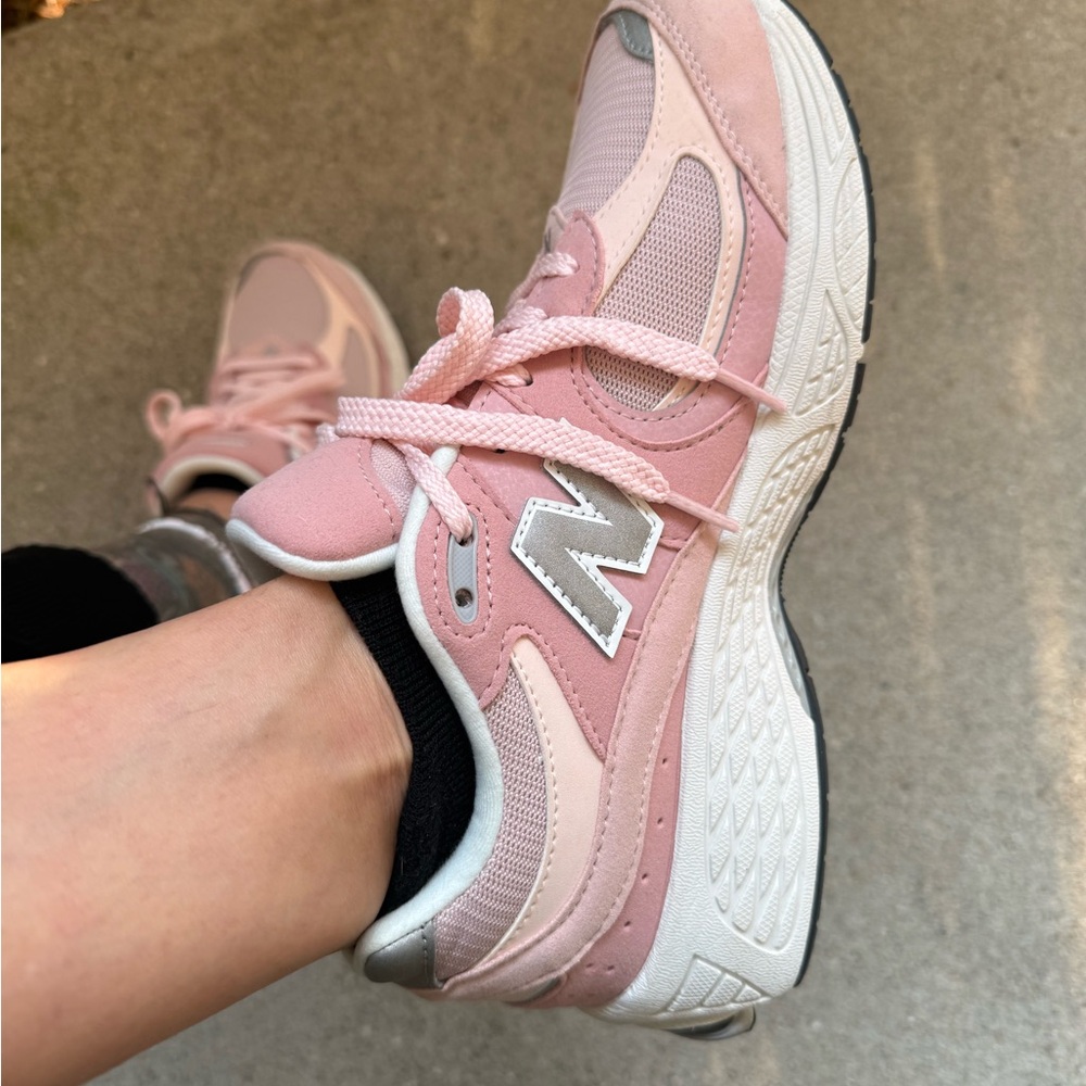 NWOT New Balance Pink and White Women's Running Sneakers - Picture 15 of 16